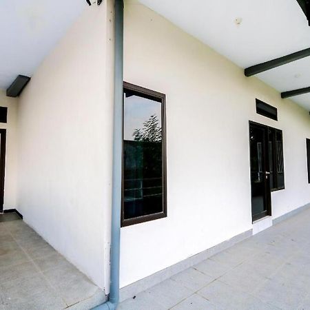 Oyo 3187 Kost Putri Bu Chris Hotel Jembel Exterior foto