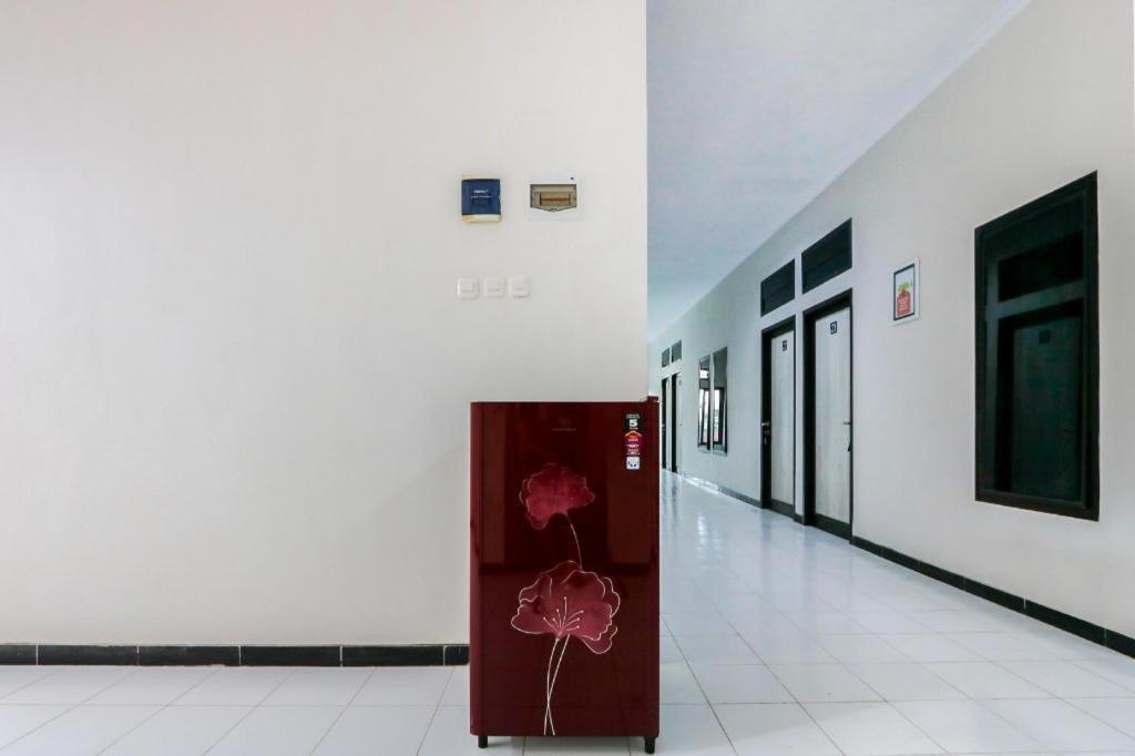Oyo 3187 Kost Putri Bu Chris Hotel Jembel Exterior foto