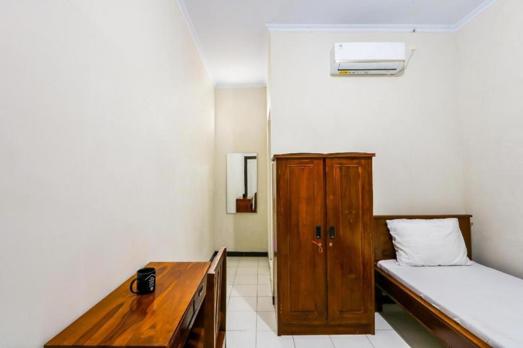 Oyo 3187 Kost Putri Bu Chris Hotel Jembel Exterior foto