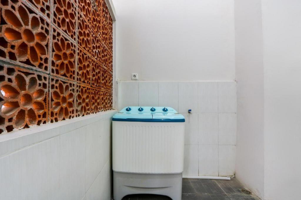 Oyo 3187 Kost Putri Bu Chris Hotel Jembel Exterior foto