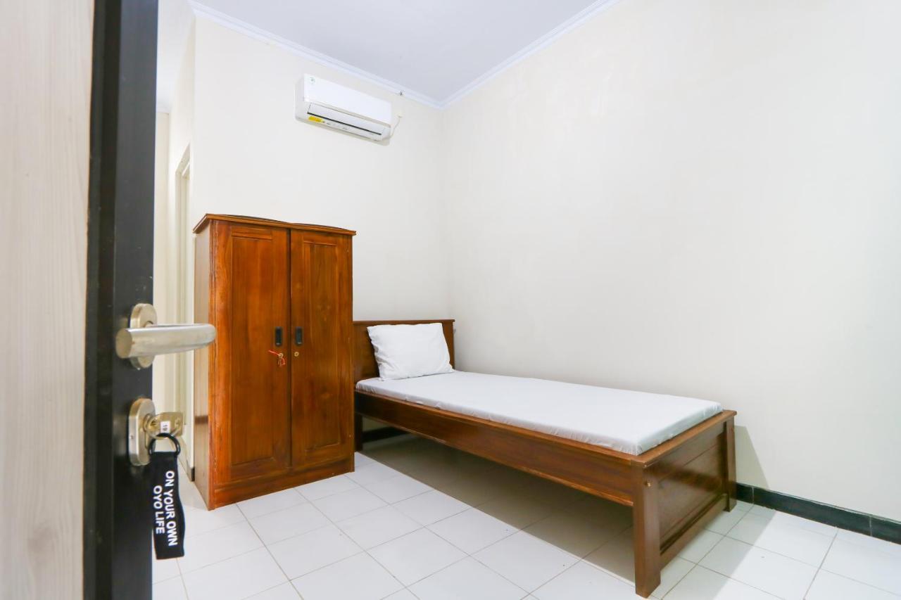 Oyo 3187 Kost Putri Bu Chris Hotel Jembel Quarto foto