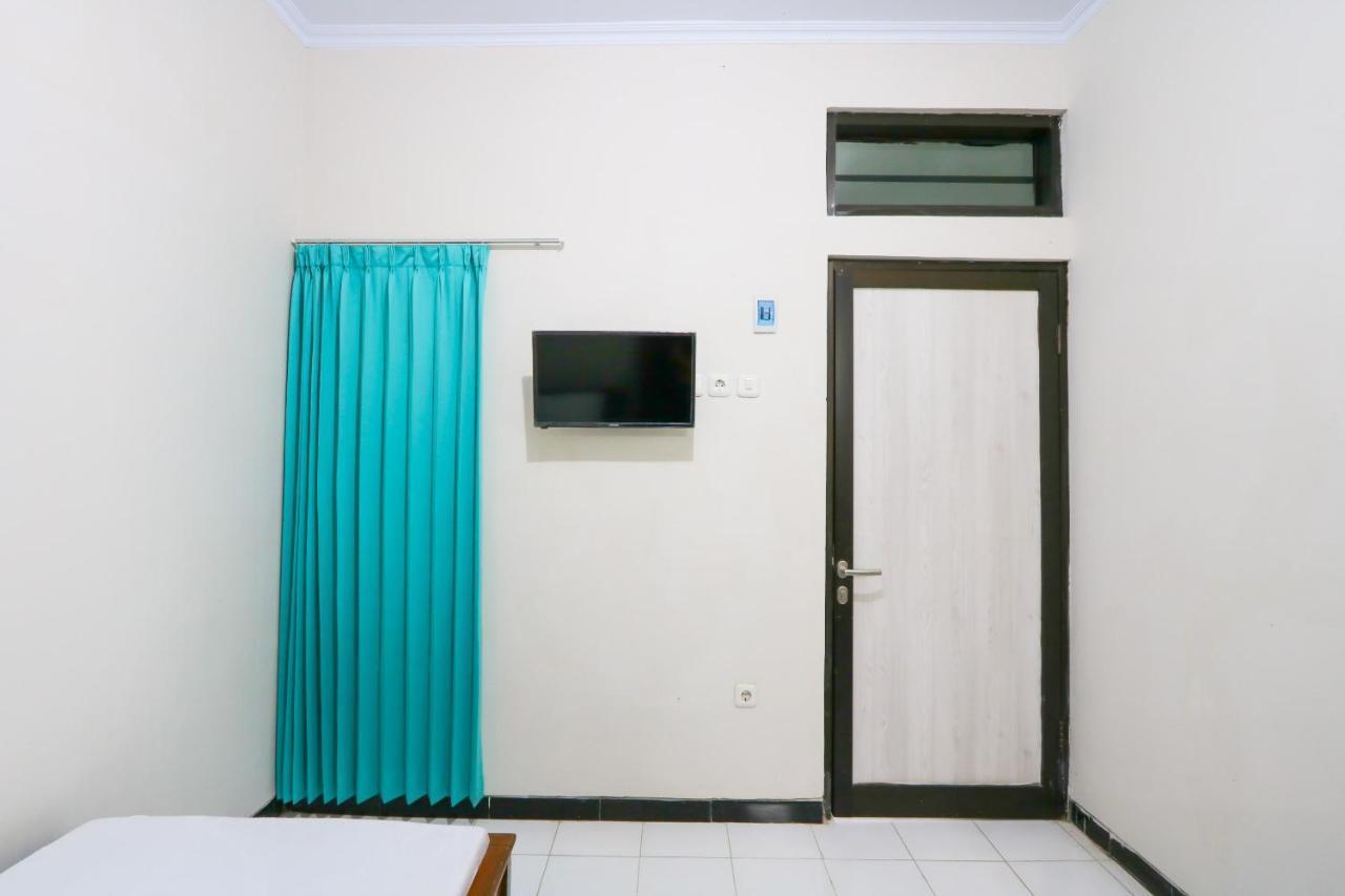 Oyo 3187 Kost Putri Bu Chris Hotel Jembel Exterior foto