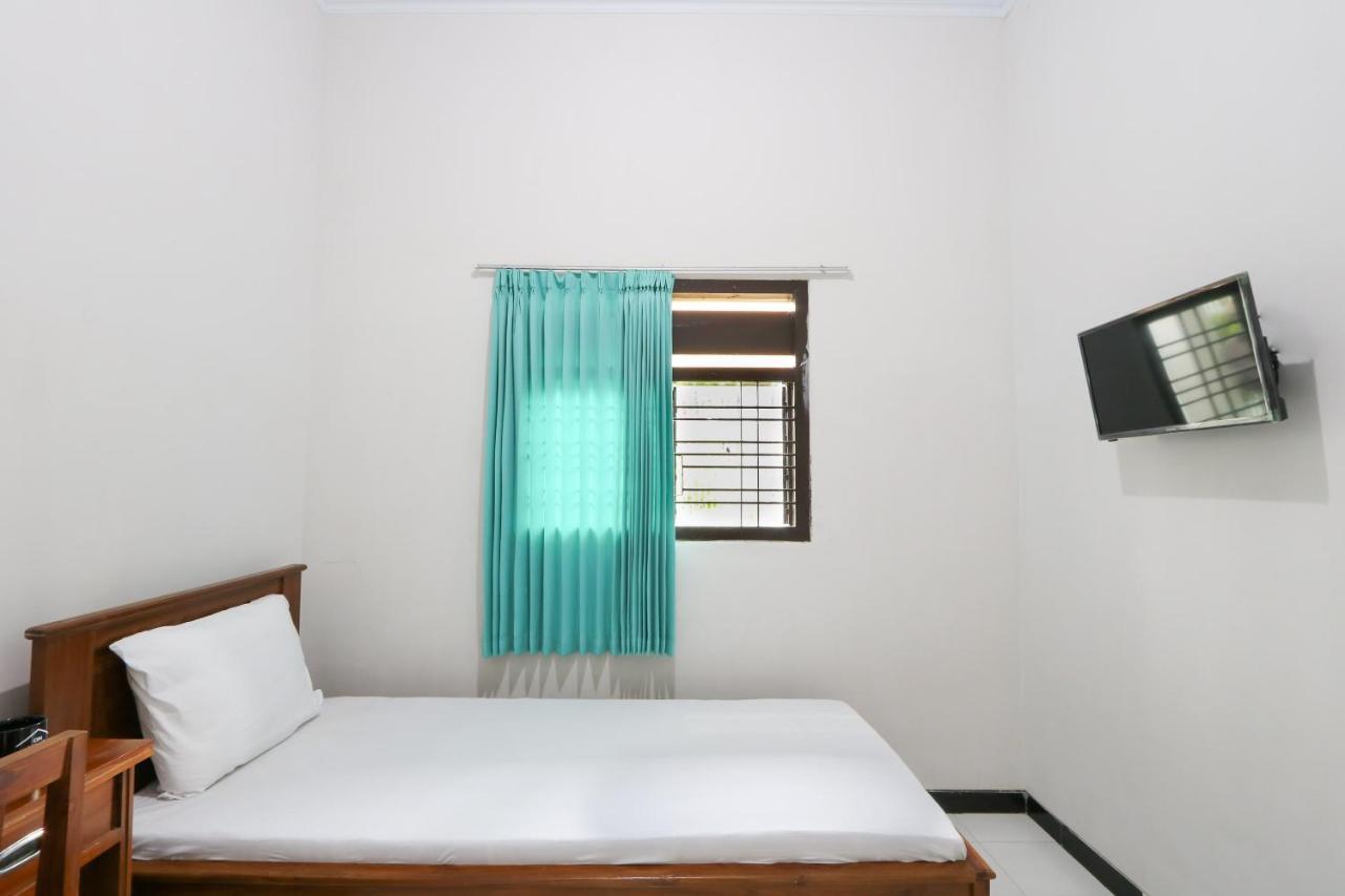 Oyo 3187 Kost Putri Bu Chris Hotel Jembel Exterior foto
