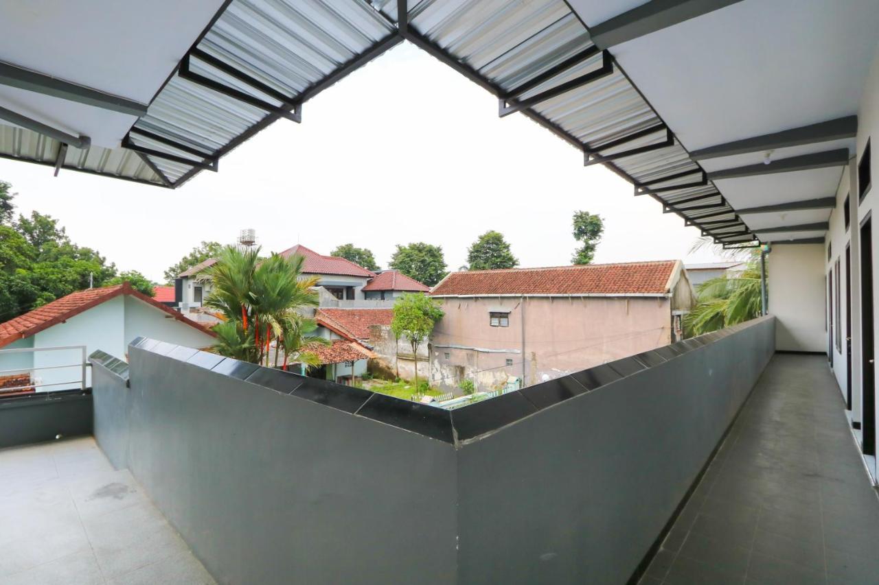 Oyo 3187 Kost Putri Bu Chris Hotel Jembel Exterior foto