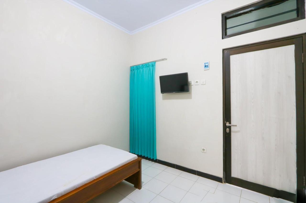 Oyo 3187 Kost Putri Bu Chris Hotel Jembel Exterior foto