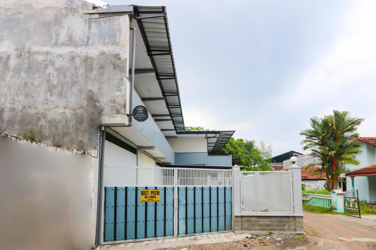 Oyo 3187 Kost Putri Bu Chris Hotel Jembel Exterior foto