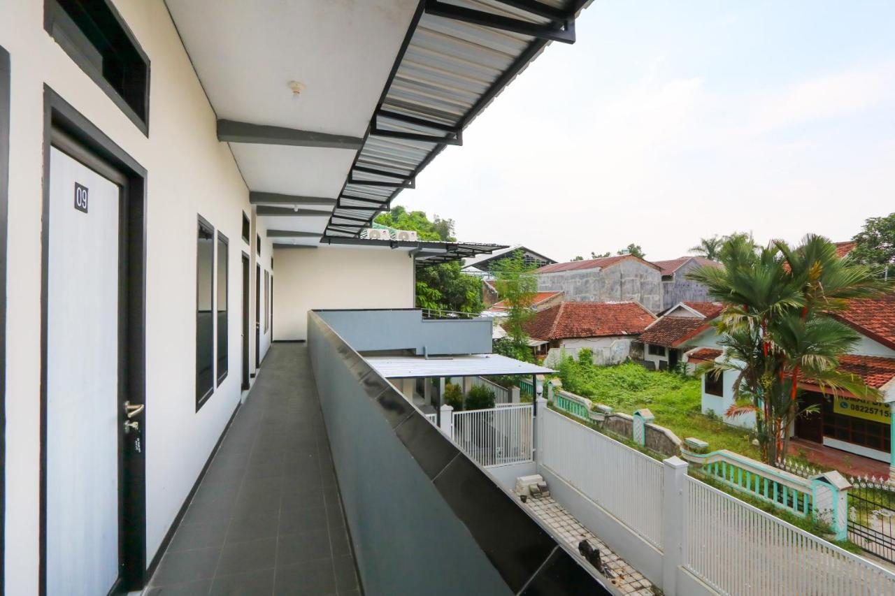 Oyo 3187 Kost Putri Bu Chris Hotel Jembel Exterior foto