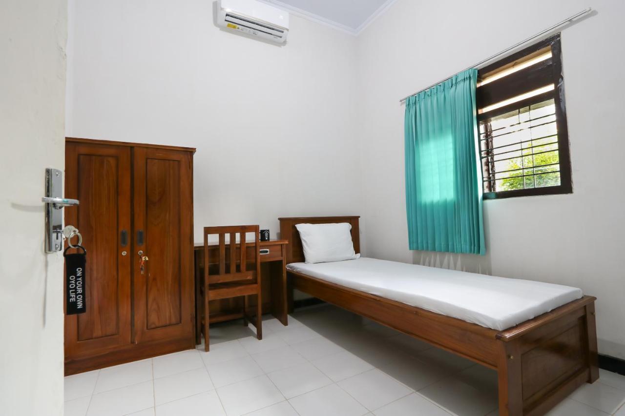 Oyo 3187 Kost Putri Bu Chris Hotel Jembel Quarto foto