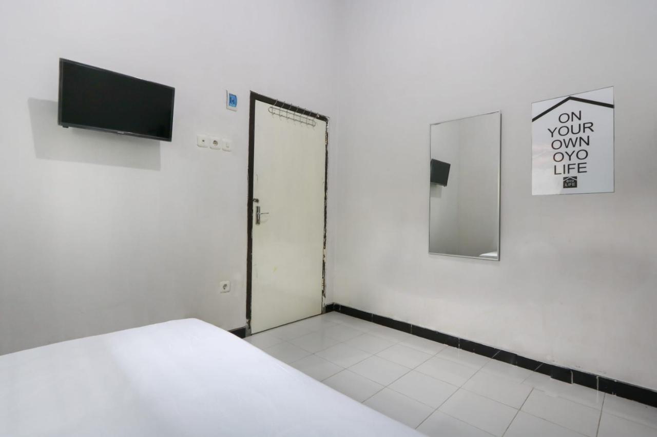 Oyo 3187 Kost Putri Bu Chris Hotel Jembel Exterior foto