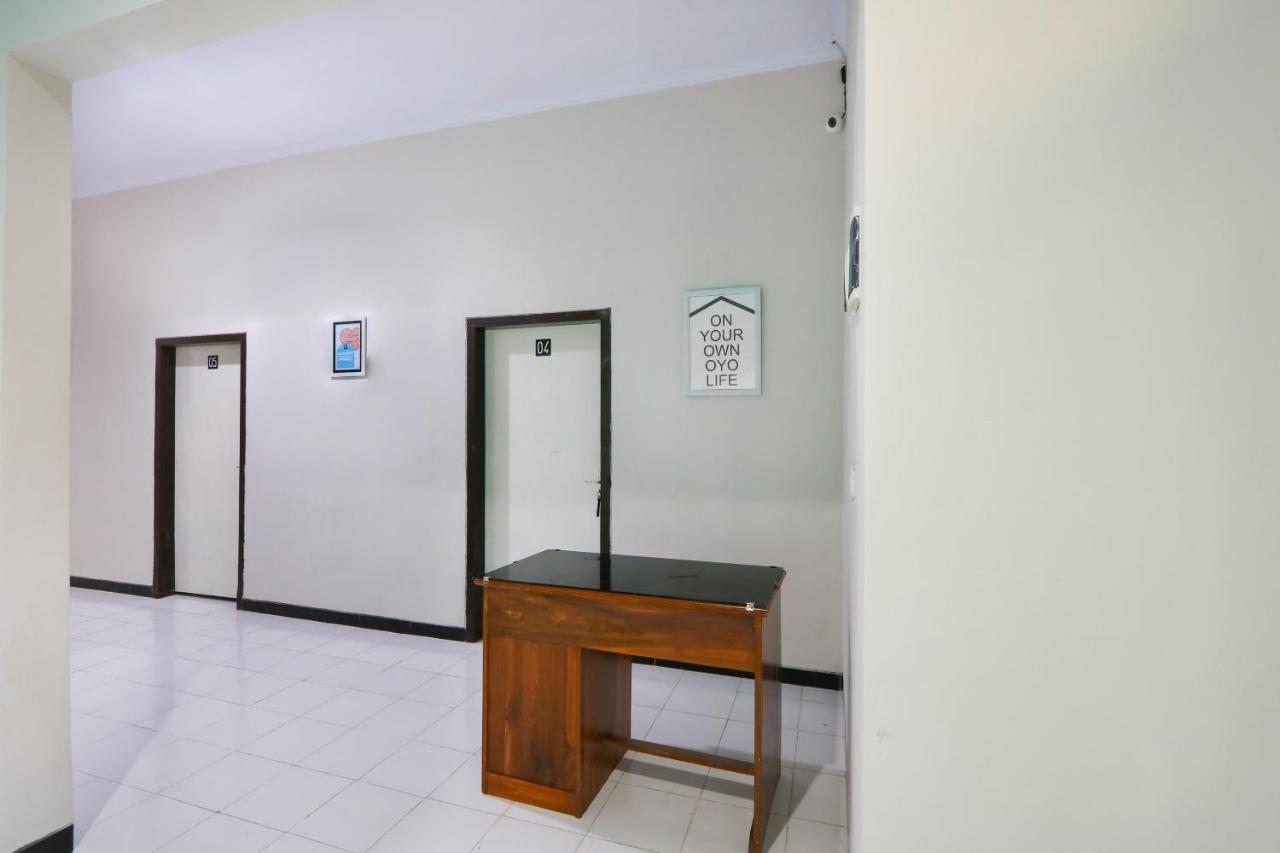 Oyo 3187 Kost Putri Bu Chris Hotel Jembel Exterior foto