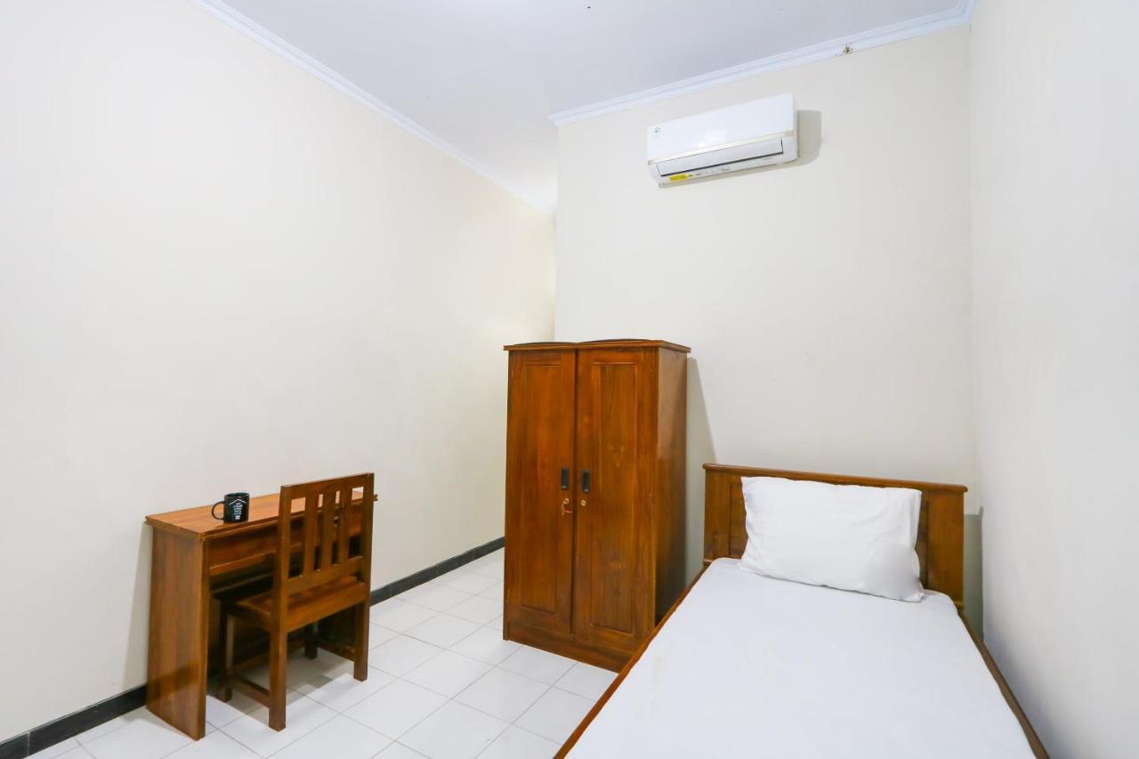 Oyo 3187 Kost Putri Bu Chris Hotel Jembel Exterior foto