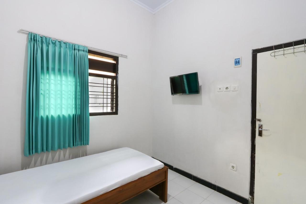 Oyo 3187 Kost Putri Bu Chris Hotel Jembel Exterior foto